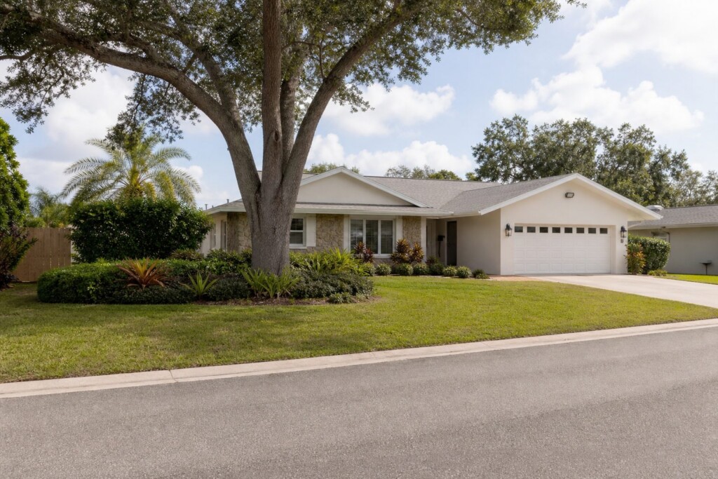 Largo neighborhood with well-kept homes and quiet residential streets, an established residential neighborhood